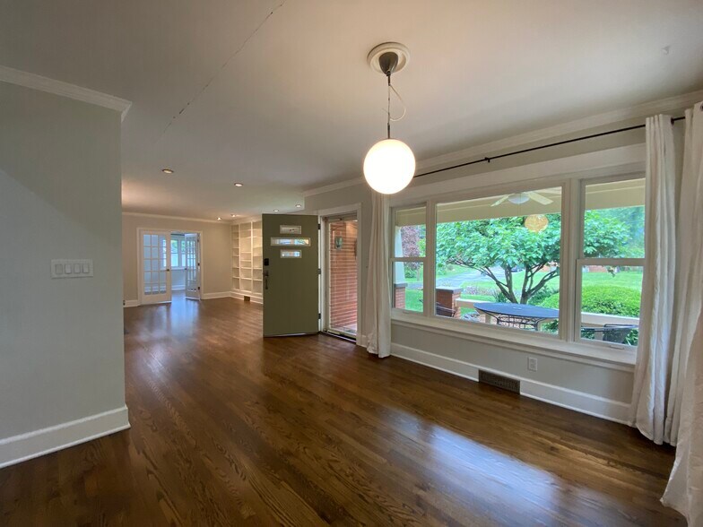Building Photo - 627 mayview dr