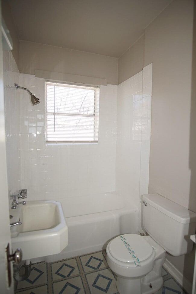 Building Photo - 3815 Mountain Ave