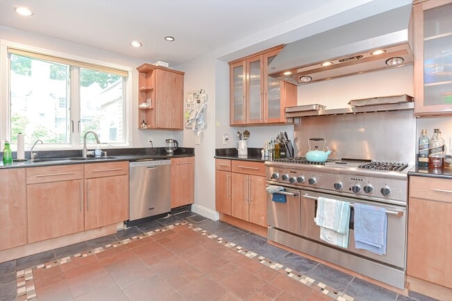 Building Photo - 2 Elm St