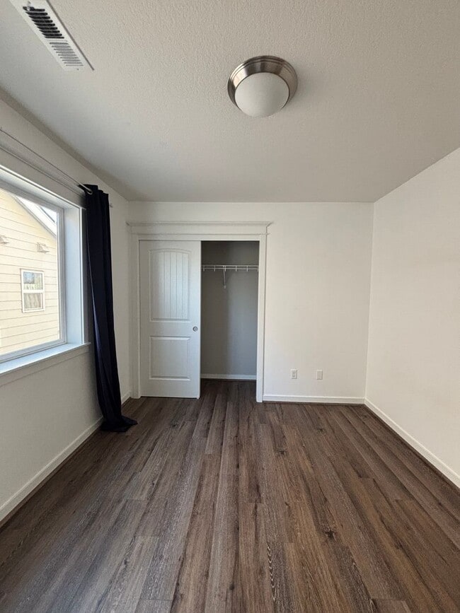 Building Photo - 2 Story Home in the Desirable Columbia Estates Development