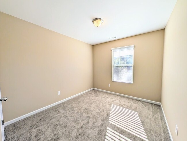 Building Photo - 4461 Middletown Dr