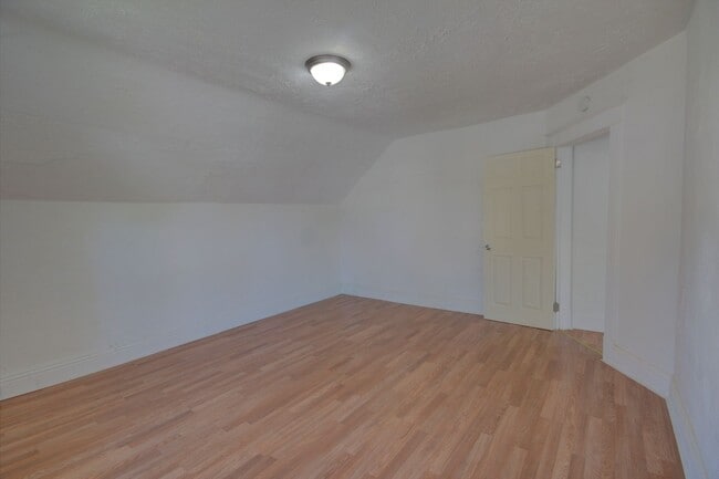 Building Photo - 2 Bed Home