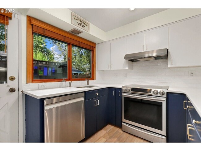 Building Photo - CHARMING HOME NEAR MULTNOMAH VILLAGE IN SW PORTLAND