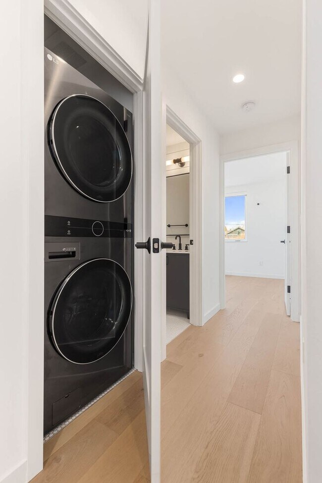 Building Photo - 2123 2nd Ave N