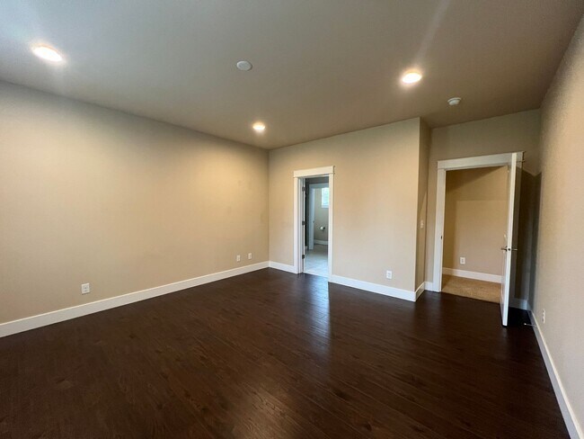 Building Photo - Large 5 Bedroom Home in Tumwater