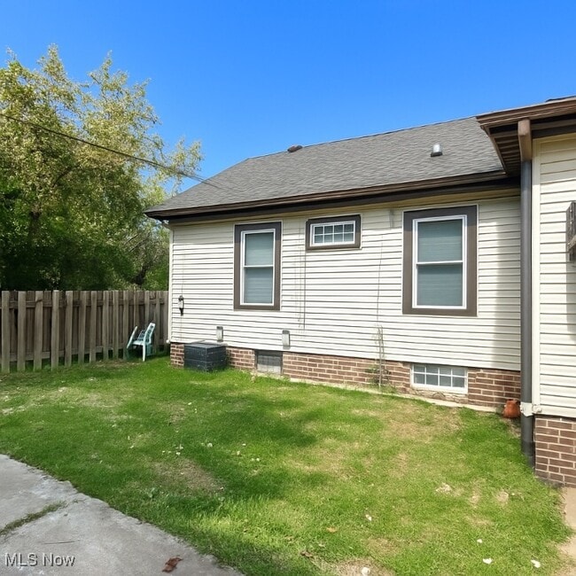 Building Photo - 9504 Cardwell Ave