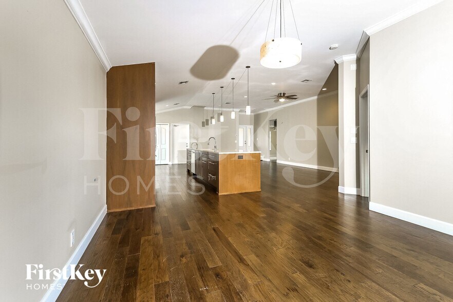 Building Photo - 6484 Robinson St