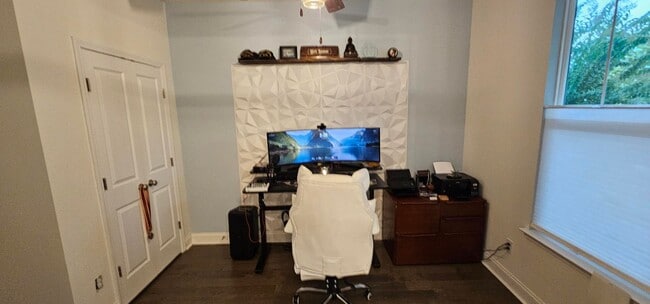 Building Photo - Bright & Beautiful Rental in Whitney Lake ...