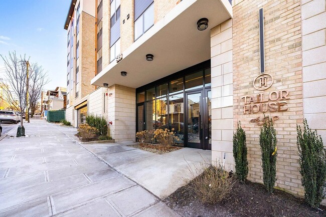 Building Photo - 649 38th St