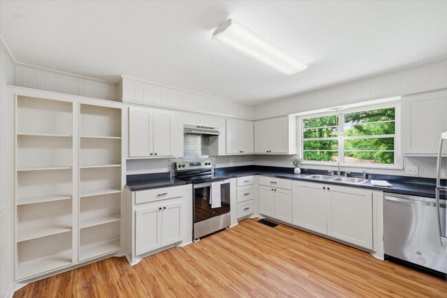Building Photo - Spacious 4BR Home in Clinton School District with Multiple Living Areas