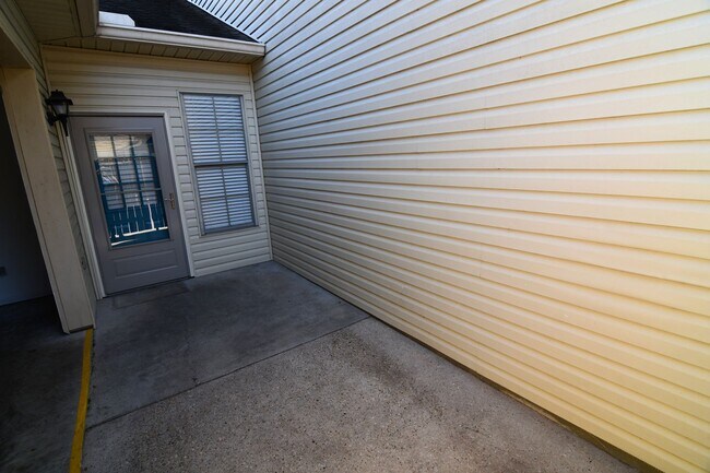 Building Photo - Must See! 2 BR 2 BA condominium located in coveted Juban Courts