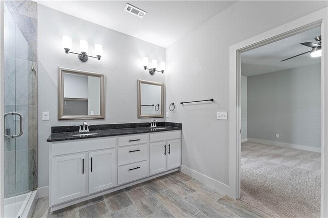 Building Photo - 913 NE Hts Ln