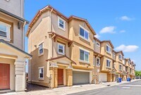 Building Photo - Spacious 2 Bed, 2.5 Bath Townhouse in Gate...