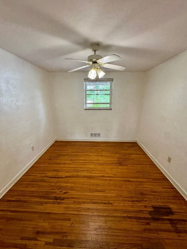 Building Photo - Charming 2 Bed 1 Bath in Beechview!