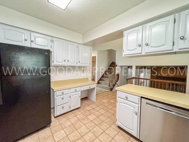 Building Photo - 3 Bedroom, 3 bath Home in West Des Moines!!