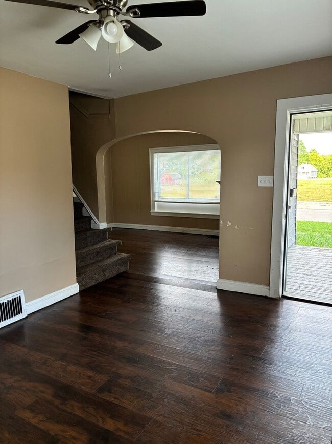Building Photo - Charming 3-Bedroom Property in Prime Location