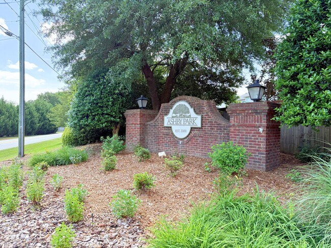 Building Photo - 12 Surrywood Dr