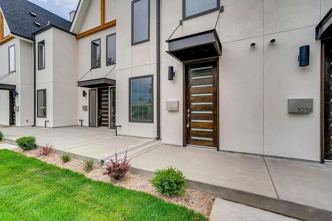 Building Photo - Beautiful 2 Bedroom Townhome