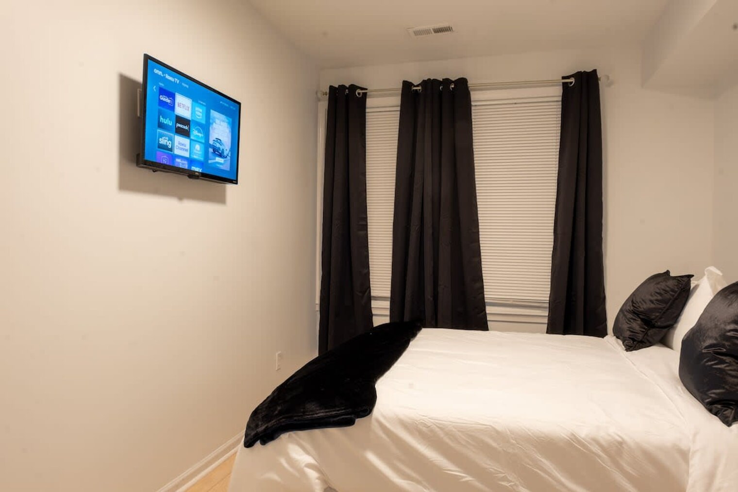 Building Photo - 1255 Raum St NE