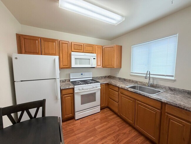 Building Photo - Furnished Studio Apartment in Midtown