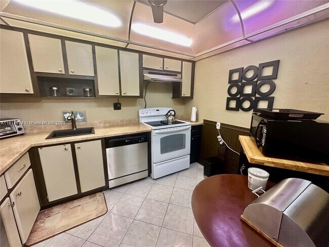Building Photo - 2200 E Hallandale Beach Blvd