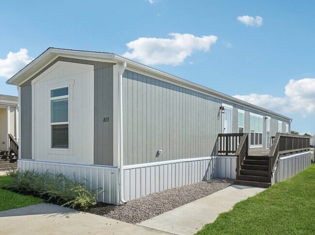 Building Photo - 717 Armadillo St