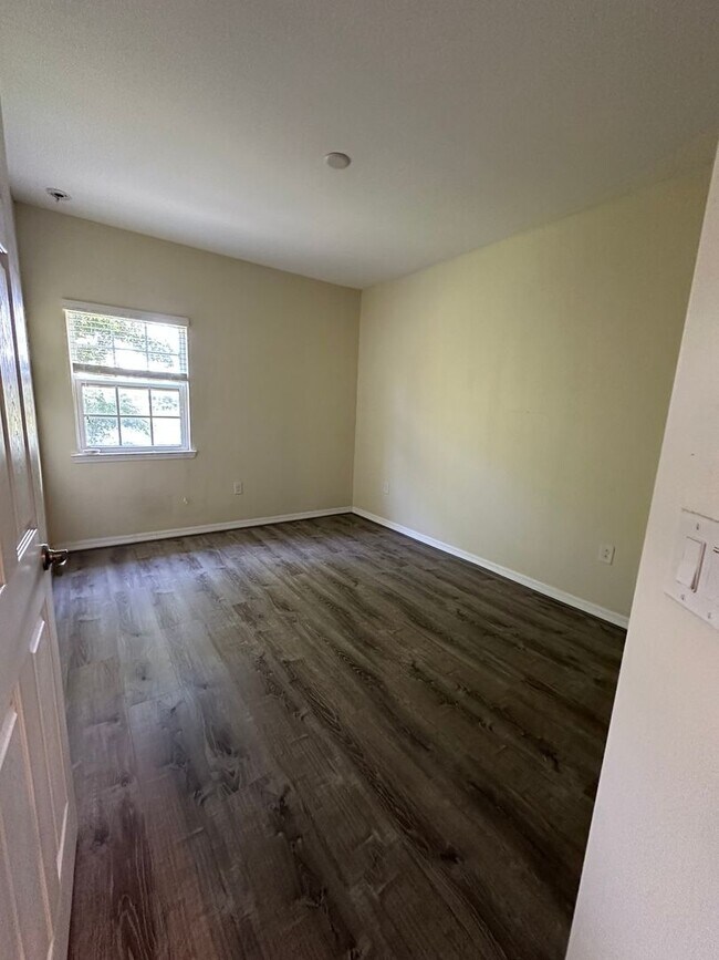 Building Photo - 3/2/2 Town Home Style Condo at Maintenance...