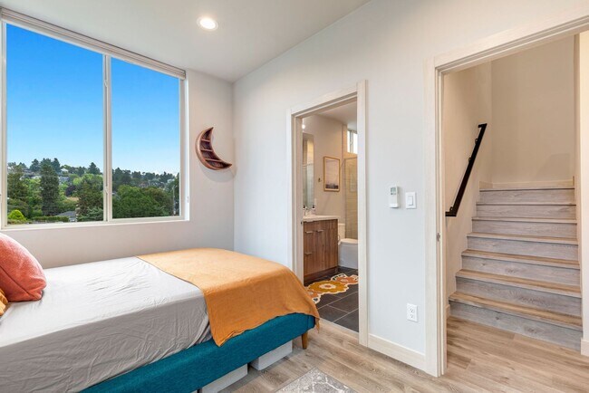Building Photo - Ballard Townhouse, 2bed/2bath, Rooftop Deck