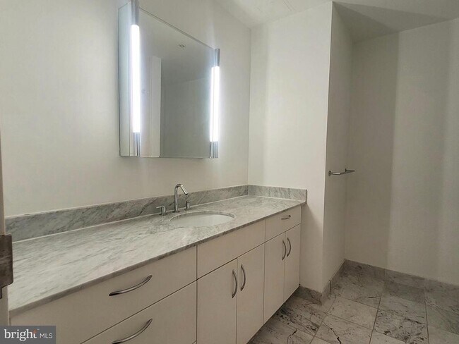 Building Photo - 219 S 18th St