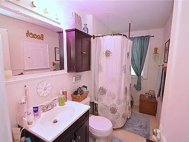 Building Photo - Newly Renovated Apartment in Liverpool!