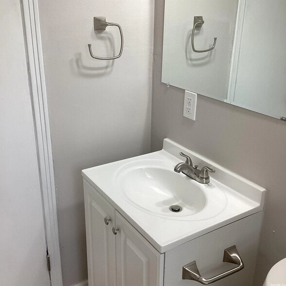 Building Photo - 713 Brewer St