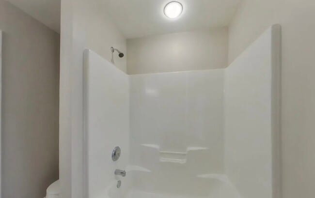 Building Photo - 3 Bedroom Residence Perfect for Family Living