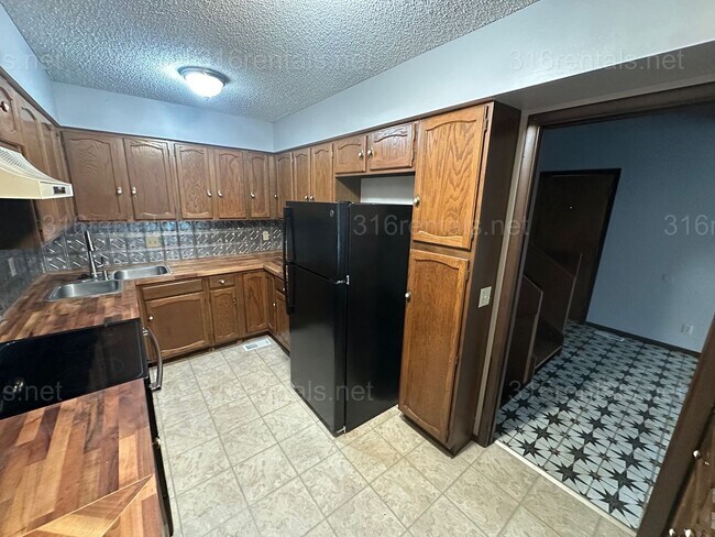 Building Photo - $1545 - 2 bed 1.5 bath - Duplex located in Riverside