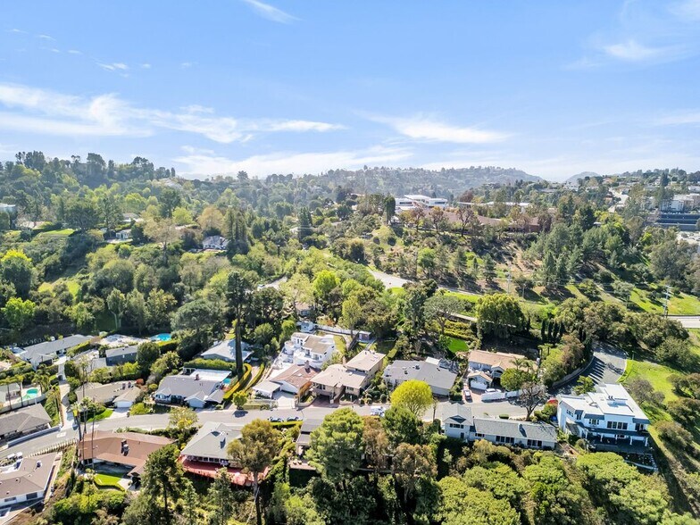 Building Photo - 15470 Longbow Dr