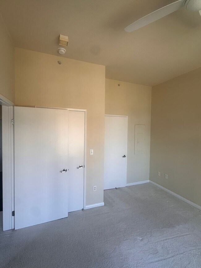 Building Photo - 1BR High-Rise with Balcony & Views
