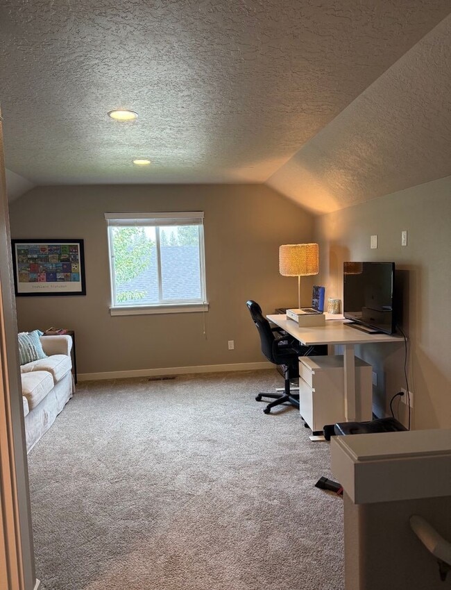 Building Photo - Beautiful 4-bdr with Bonus Loft and 3-car garage in Sisters!