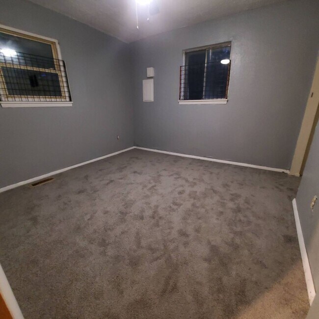 Building Photo - Charming 3-Bedroom Property in Prime Location