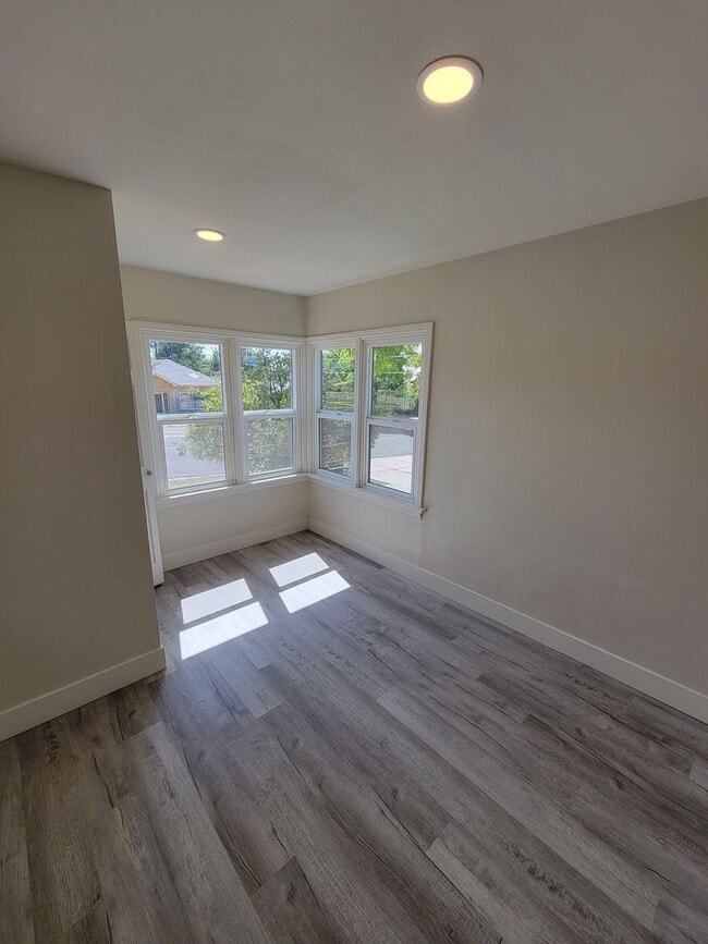 Building Photo - Theall Triplex