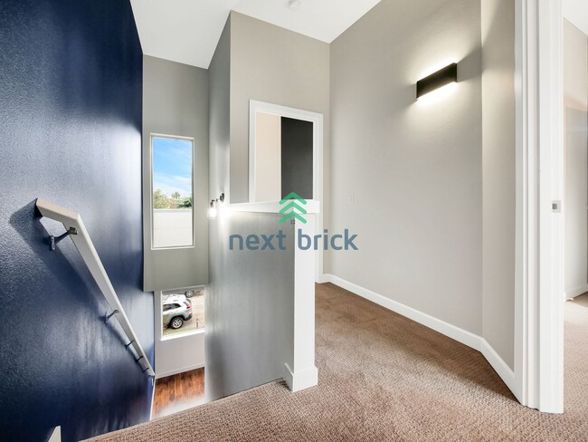 Building Photo - 3 Bed 2 Bath Townhome for Rent!