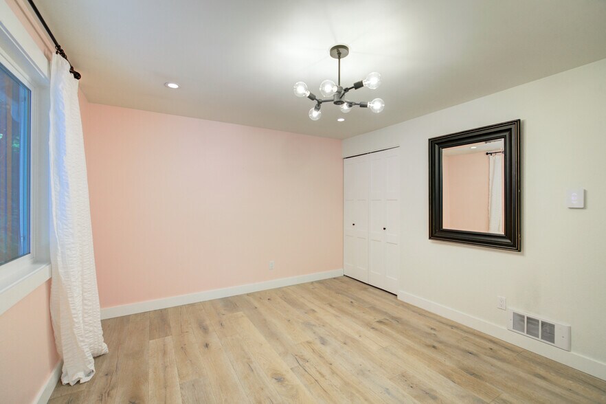 Building Photo - 135 221st Ave NE
