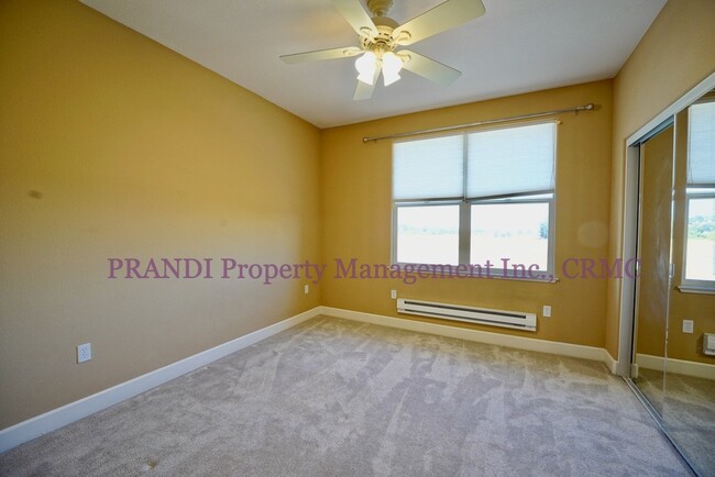 Building Photo - Top Floor Condo with Private Washer/Dryer ...