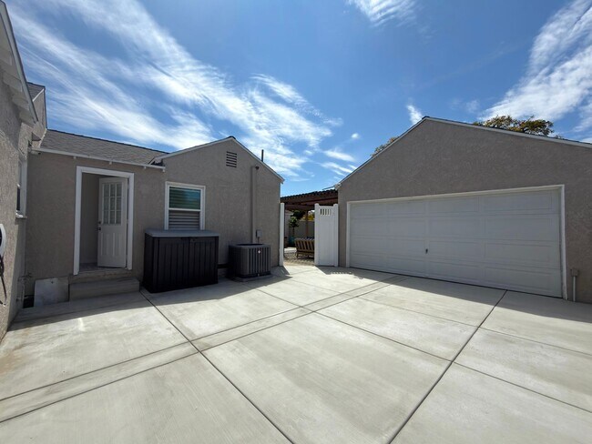 Building Photo - **2025 Euclid Ave Long Beach** Beautiful 3 bedroom 2 bath !!2 weeks free OAC!!