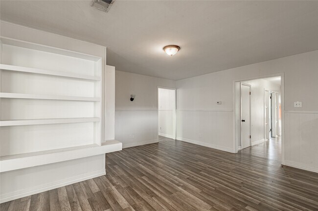 Building Photo - 1819 Ave Q