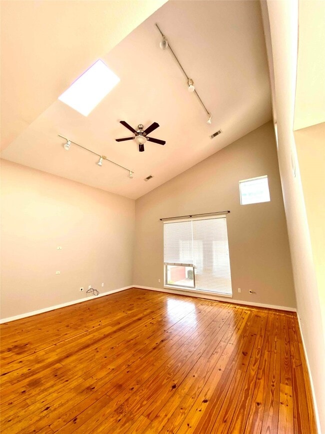 Building Photo - 823 Robin St