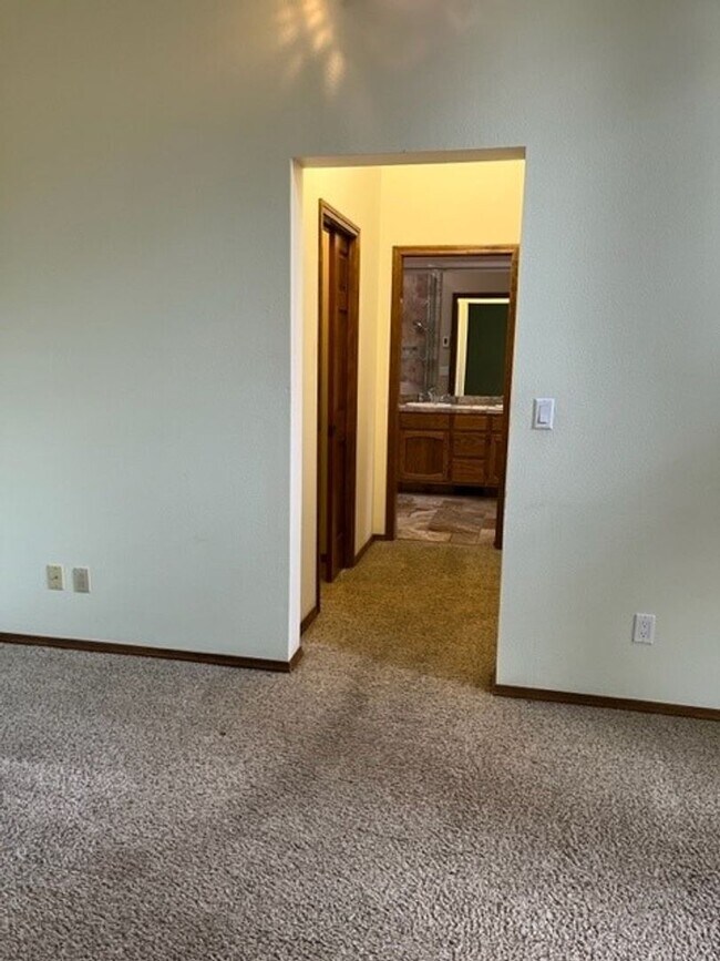 Building Photo - Large 3 Bed/2 Bath Home in the Mountain Hi...