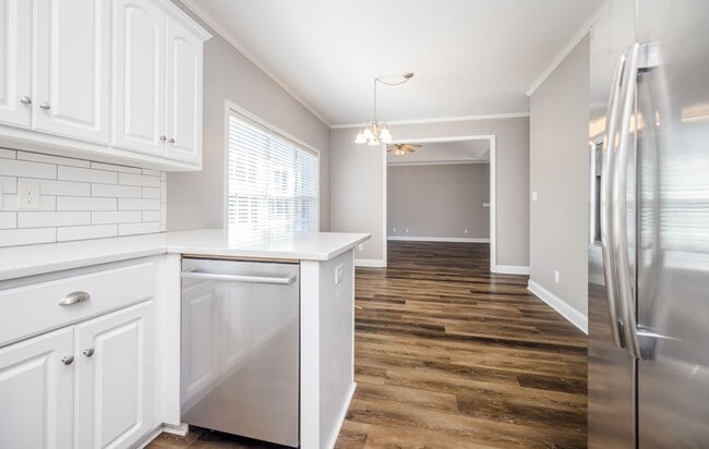 Building Photo - 4893 Somerset Dr