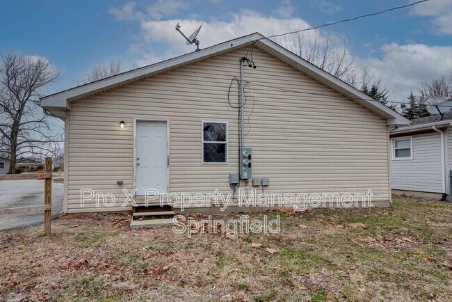 Building Photo - 652 N Belview Ave