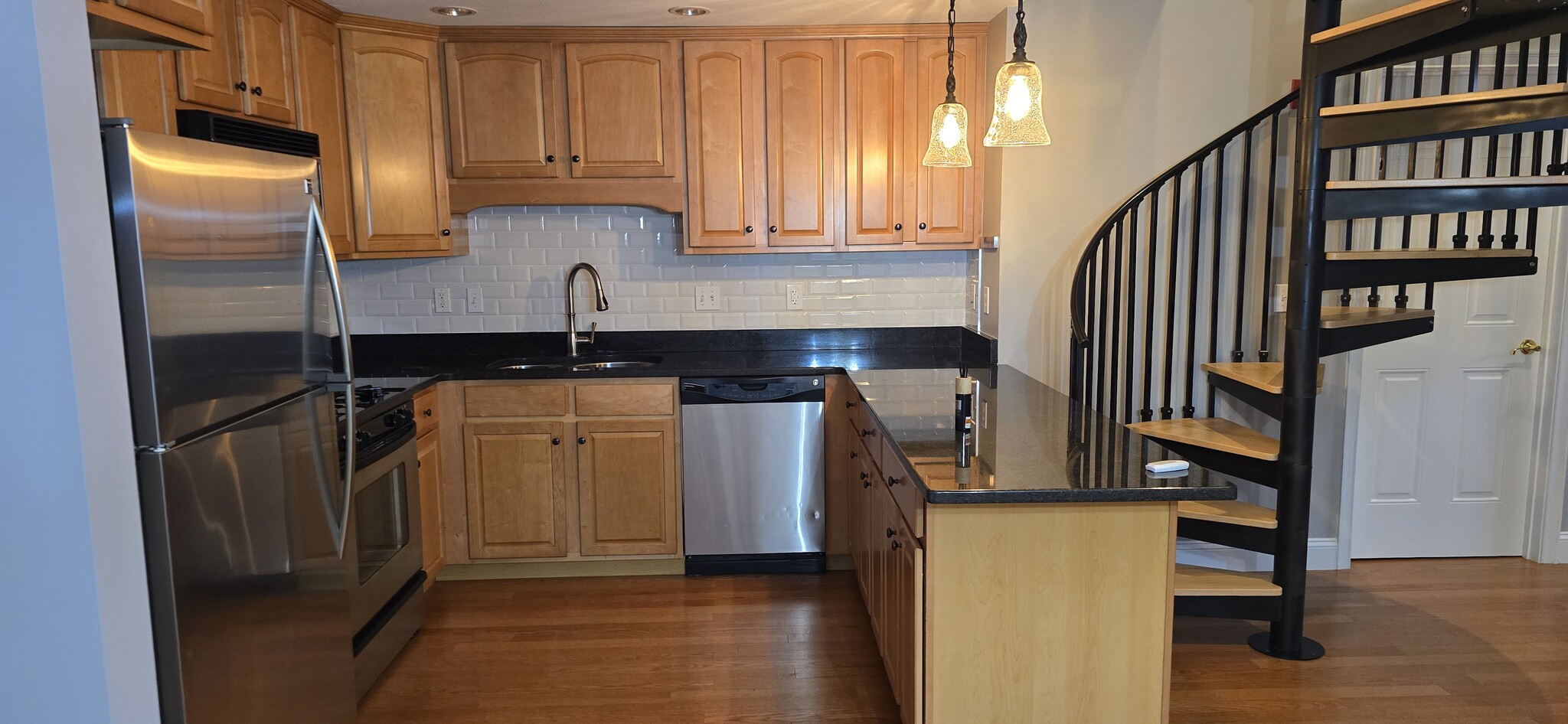 Building Photo - 558 E Merrimack St