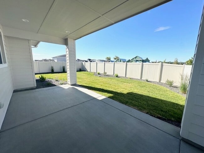 Building Photo - Beautiful 1 year old home available now!