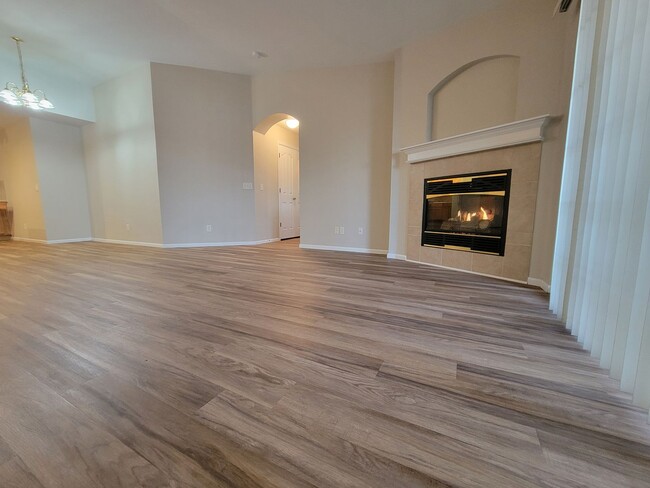 Building Photo - Spacious 2 bed, 2 bath townhome style cond...